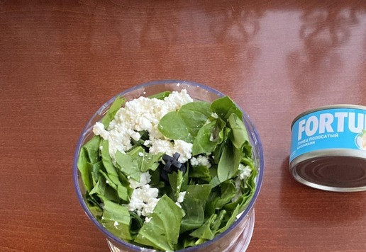 1. Этап. Закусочный шпинатный торт: Шпинат и творог пробейте блендером в однородную массу.