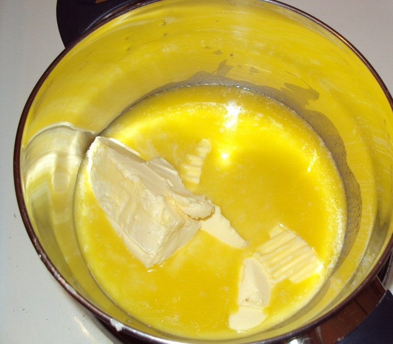 1. Этап. Маффины с фейхоа: 4. На паровой бане или в микроволновой печи растапливаем сливочное масло.