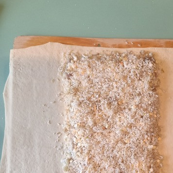 1. Этап. Кулебяка с рисом, луком, яйцами, рыбой: Далее, снова равномерно выложить оставшуюся часть рисово-луковой начинки.