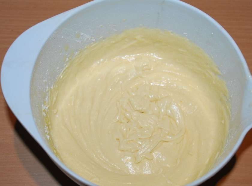 1. Этап. Сладкий пирог на скорую руку: Затем всыпаем муку и разрыхлитель, добавляем предварительно размягченное вилкой масло и еще раз тщательно перемешиваем. Теперь тесто готово.