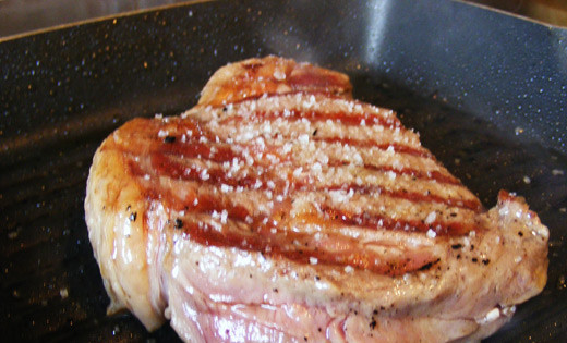 1. Этап. Говядина под соусом: 1. Мясо вымыть, обсушить салфеткой. Присыпать солью и перцем со всех сторон и выложить на сковороду. Обжарить мясо на сильном огне по 2 минуты с каждой стороны, а затем отправить в разогретую духовку и довести до полной готовности.