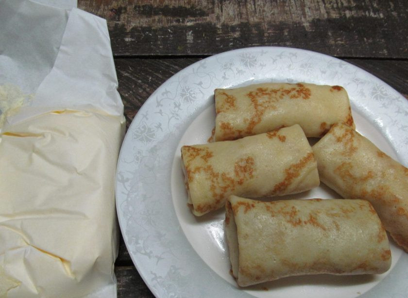 1. Этап. Блинчики с консервированным лососем и рисом: Заверните в виде конверта.