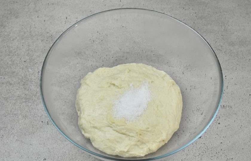 1. Этап. Ремесленный хлеб: На данном этапе добавьте в тесто соль и проведите окончательный замес теста до средней степени развития клейковины. Тесто замешивайте по принципу растянули и сложили. На данном этапе тесто не должно перегреваться.