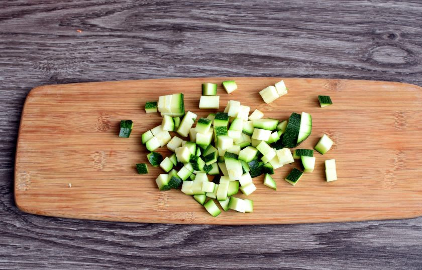 1. Этап. Суп с фрикадельками и кабачком: Нарежьте кабачок кубиками. Кожицу с молодого кабачка не снимайте.