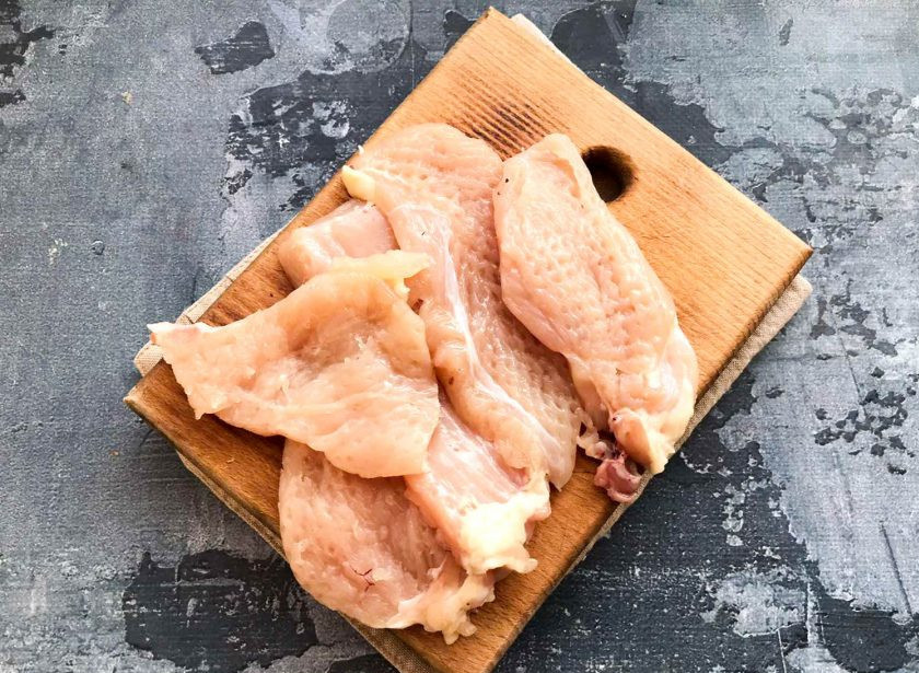 1. Этап. Куриные отбивные в маринаде: Куриную грудку хорошо помойте под проточной водой, обсушите бумажным полотенцем, нарежьте небольшими кусочками и отбейте.