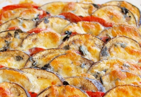 1. Этап. Баклажаны с моцареллой: 6. Запекаем баклажаны с моцареллой в разогретой духовке при температуре 230 градусов 15-20 минут. Готовое блюдо посыпаем мелко нарезанной зеленью (если Вы выбрали базилик, мелко нарезать не стоит, просто посыпьте блюдо листиками). Ммм, пальчики оближешь! Приятного аппетита!