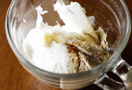 1. Этап. Соус Ранчо бланко: 1. Соедините размягченное сливочное масло со сливками (можно использовать натуральный йогурт). Добавьте вустерский соус, соль и щепотку кайенского перца.