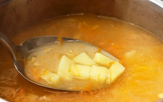 1. Этап. Лохикейто: Когда картофель будет отварен почти до готовности, добавляем в кастрюлю обе зажарки (луково-морковную и мучную).