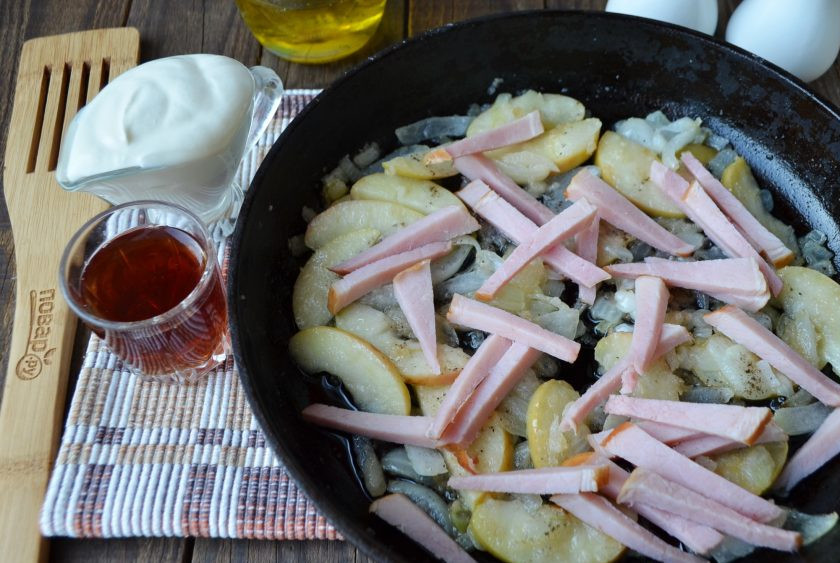 1. Этап. Неожиданные спагетти с коньяком: Влейте коньяк, положите буженину и протушите до выпарения жидкости.