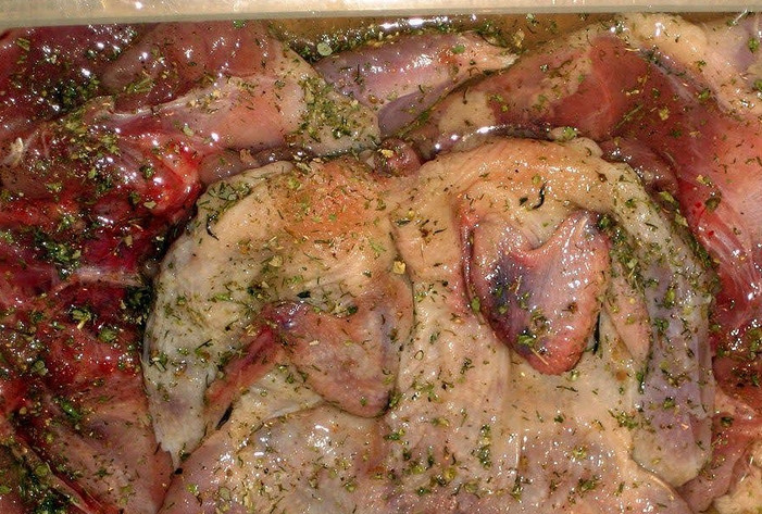 1. Этап. Жареная куропатка: Солим и перчим куропаток со всех сторон. Перекладываем в глубокую тарелку и заливаем вином (и совсем немного уксуса). Кроме того, можно добавить любимые сушеные специи. Оставляем мариноваться на 1 час.