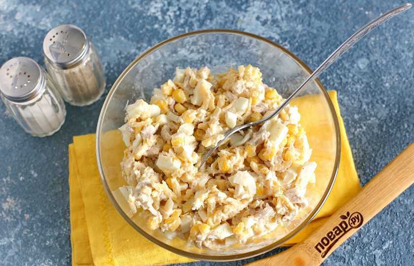 1. Этап. Салат Курица и кукуруза: Заправьте салат майонезом, посолите и поперчите по вкусу. Хорошо перемешайте. Салат «Курица и кукуруза» готов.