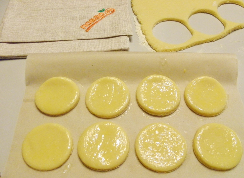 1. Этап. Коржики классические: Взболтайте второй яйцо и с помощью кисточки смажьте верх коржиков. Отправьте в горячую духовку на 10-12 минут. Выпекать лучше всего на силиконовом коврике или пергаменте.