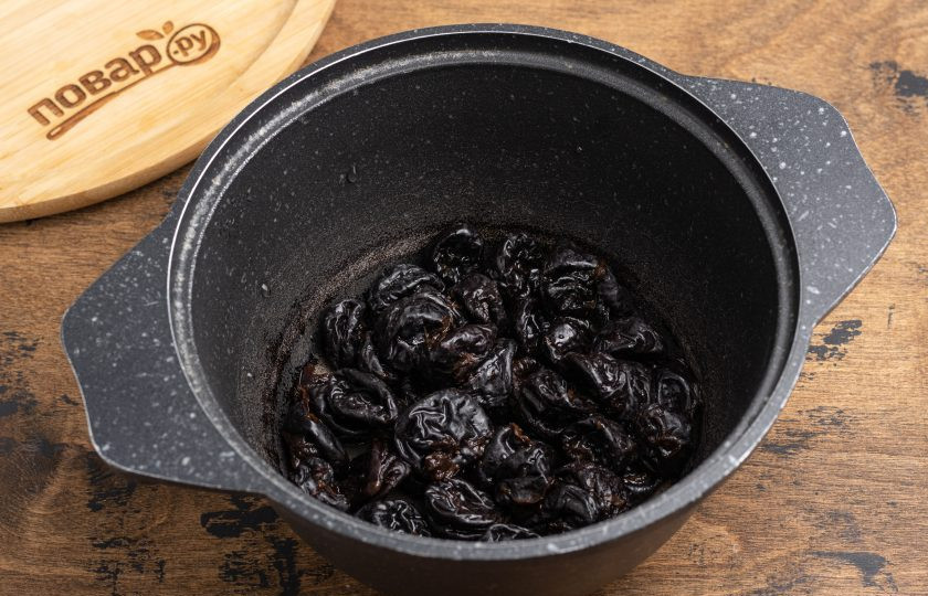 1. Этап. Соус из чернослива на зиму: Чернослив помойте в теплой воде, при необходимости удалите косточки и переложите в кастрюлю с толстым дном.