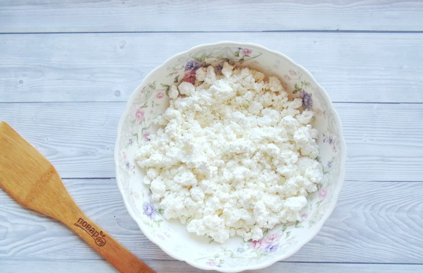 1. Этап. Сырники без глютена и сахара: Творог выложите в миску. Он не должен быть очень кислым, очень влажным или наоборот слишком сухим.