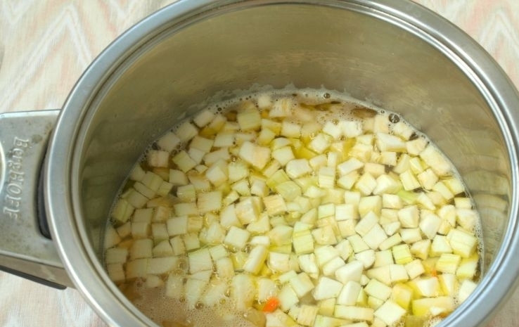 1. Этап. Овощной суп с кабачками: Потом в суп добавьте кабачок, нарезанный кубиками. Варите всё вместе 7 минут.