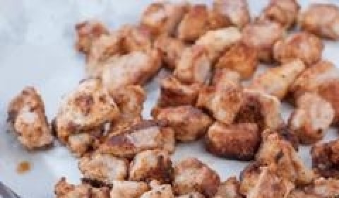 1. Этап. Мясо по-французски с соусом бешамель: Перекладываем поджаренное мясо на салфетки, чтобы жир и масло впиталось. Затем солим его и перчим.