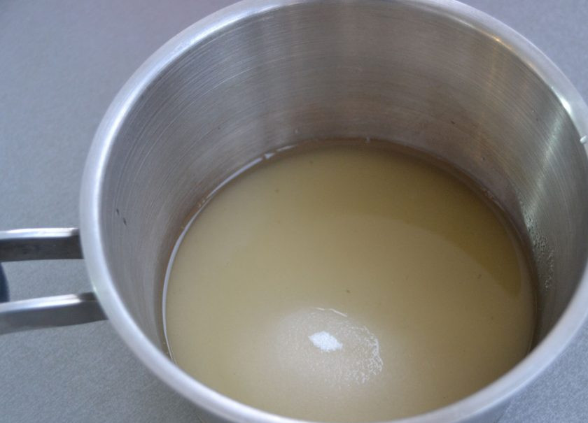 1. Этап. Мятный зефир: Всыпьте в сотейник 250 грамм сахара, залейте настоем мяты с агар-агаром, нагрейте до кипения, кипятите сироп около 7 минут, он должен давать тягучие 