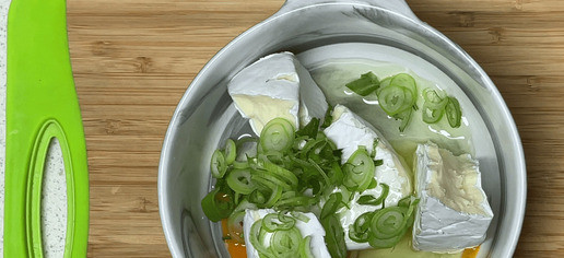 1. Этап. Запечённые булочки с сыром и помидорами: Смешайте сыр бри, зелень и яйцо