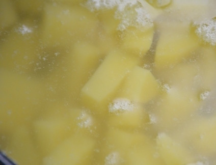 1. Этап. Винегрет на зиму: Теперь чистим картофель, нарезаем кубиками и опускаем в кипящую воду. Варим в течение 5-6 минут.