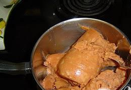 1. Этап. Мексиканская слоеная подлива: Нагреть кастрюлю на среднем огне. Выложить пару банок бобов. Готовить 3-4 минуты.