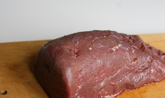 1. Этап. Лангет из говядины на сковороде: 1. Для начала нужно взять хороший кусочек говядины с поясничной части тушки. Мясо вымойте, обсушите бумажным полотенцем и при необходимости срежьте пленки.