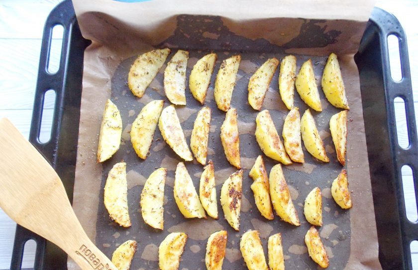 1. Этап. Картофельные дольки с чесноком: Запекайте в духовке, заранее разогретой до 175-180 градусов 15-20 минут. После переверните каждую дольку на другую сторону и продолжайте запекать до готовности долек.