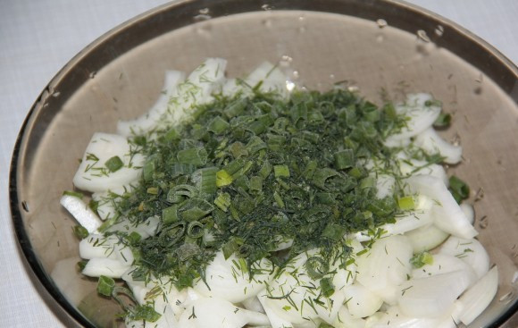 1. Этап. Сорпа по-казахски: Нарезаем луковицу и зелень. Резать лучше мелко.