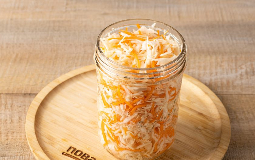 1. Этап. Капуста маринованная лимоном: Переложите капусту в чистую стерилизованную банку.