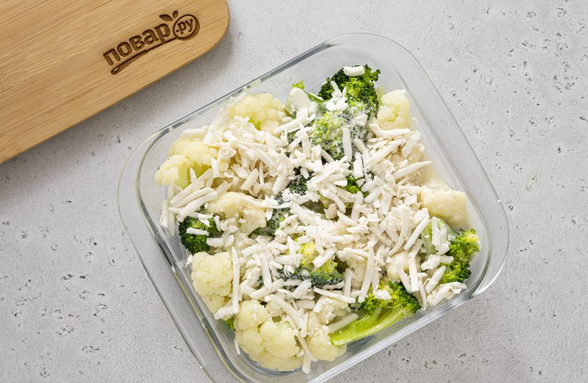 1. Этап. Запеканка из брокколи и цветной капусты: Добавьте заливку и тертый сыр.