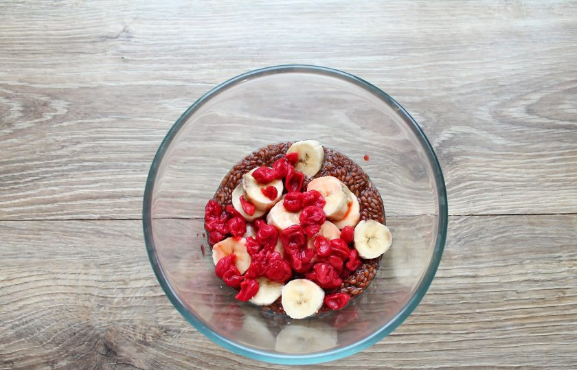 1. Этап. Льняная каша с вишней: У вишни удалите косточки, если вишня свежая, положите ее к банану и льну. Или разморозьте ее, если она была в заморозке, и добавьте ее вместе с соком.