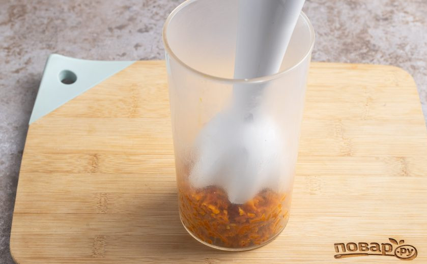 1. Этап. Паштет из моркови с грецкими орехами: Готовую морковь измельчите блендером до однородности.