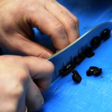 1. Этап. Легкий салат: Маслины нарезаем тонкими колечками.