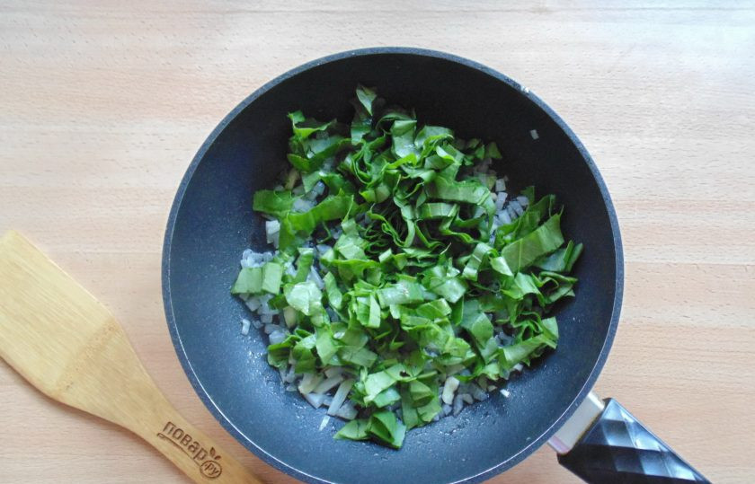 1. Этап. Соус из щавеля: Щавель помойте, удалите стебли и нарежьте листья произвольно. Выложите в сковороду с жареным луком.