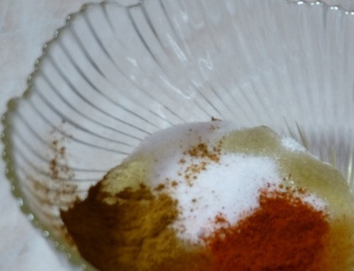 1. Этап. Гусь в казане: Готовим маринад. Для этого смешаем мед, паприку, корицу и соль. Можно добавить черного молотого перца и ароматных трав.