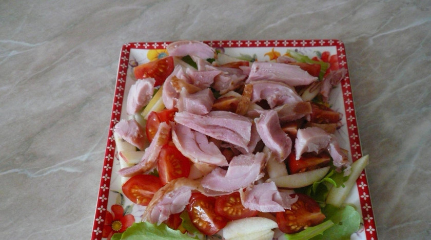 1. Этап. Салат с копченым мясом: Добавляем ее к салату. Можно посолить и поперчить. Вот и все! Готовый салат с копченым мясом перед подачей еще сбрызнете майонезом. Приятного аппетита!