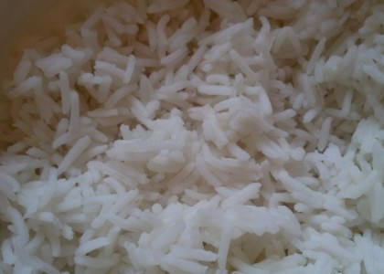 1. Этап. Салат из баранины: Пока сухофрукты размокают, рис нужно отварить до полной готовности.