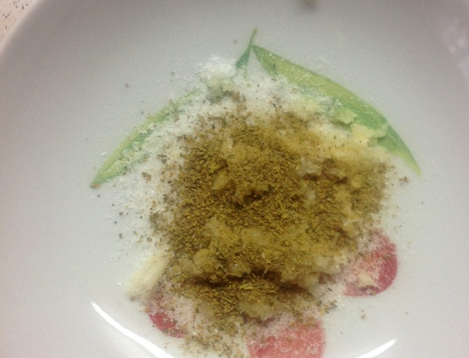 1. Этап. Голени тушеные в мультиварке: Чеснок пропускаем через пресс или измельчаем ножом, выкладываем в отдельную тарелку, добавляем любые специи на ваш вкус.