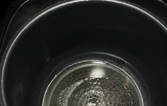 1. Этап. Ромштекс из говядины в мультиварке: Включаем мультиварку, режим «Жарка» или «Фритюр», наливаем растительное масло и оставляем разогреваться на пару минут.