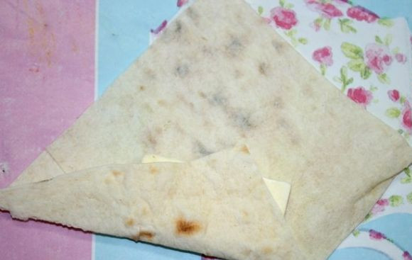 1. Этап. Конверты из лаваша с сыром: 3. Вложить сыр в лаваш и аккуратно свернуть конвертики.