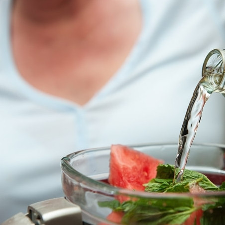 1. Этап. Коктейль из арбуза: 4. Вложите в блендер 6-7 листиков мяты. Влейте 1/4 стакана сахарного сиропа. Сироп можете сварить заранее и хранить впрок. Варится он просто. В кастрюле смешайте 2 стакана сахара и 2,5 стакана воды. Доведите до кипения, помешивая. Погодите, пока сахар растворится. Готово! В коктейли нам нужен охлажденный сироп!