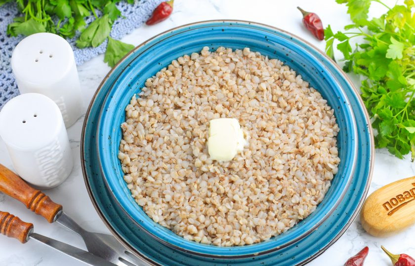 1. Этап. Гречневый продел в мультиварке: Выложите приготовленную кашу в тарелки и подайте к столу с маслом, колбасой, паштетом и т.д.