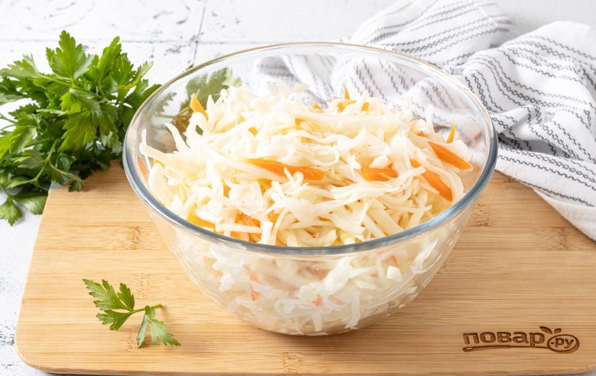 1. Этап. Квашеная салатная капуста: Соедините капусту с морковью, добавьте соль и перемешайте, слегка обминая капусту руками, но не сильно. Оставьте на 10-15 минут.