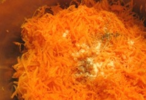 1. Этап. Постные котлеты из моркови: Морковку чистим, моем и натираем на мелкой терке. Посыпаем солью и перцем и перемешиваем - пусть морковь даст сок.