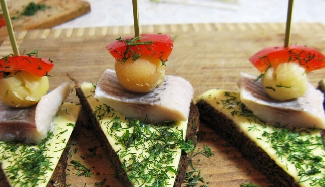 1. Этап. Закуска из черного хлеба с сельдью: На шпажку надеваем малюсенькую отваренную картофелину и небольшой кусочек болгарского перца. Этой же шпажкой закрепляем бутерброд.