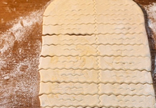 1. Этап. По мотивам кребли или вергуны: 12. Нарежьте тесто на прямоугольники или ромбики. Я использовала фигурный нож в виде колесика. Посередине сделайте надрез, не доходя до краев.