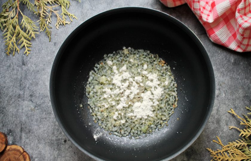 1. Этап. Лилибж: Всыпьте муку к луку, перемешайте и обжаривайте еще 5 минут.