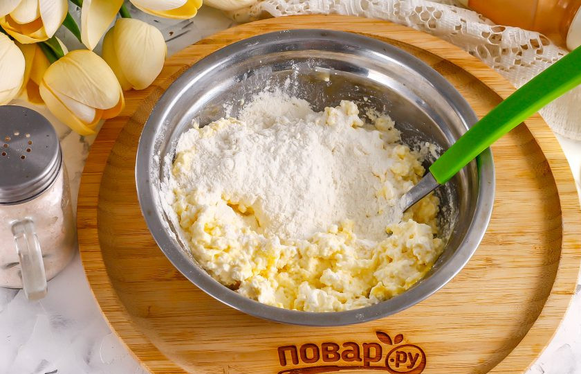 1. Этап. Сырники из творога с корицей: Добавьте половину указанной нормы пшеничной муки и вымешайте тесто. Вторую половину муки высыпьте на тарелку.