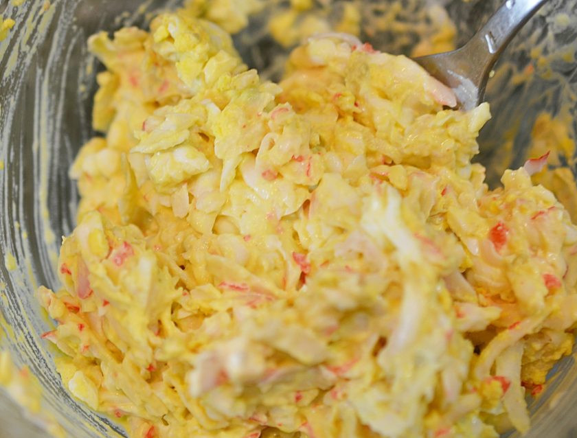 1. Этап. Шарики крабовые с сыром: Добавьте майонез. Посолите и хорошо перемешайте.