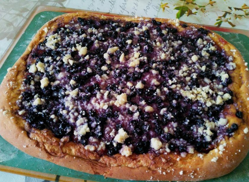 1. Этап. Тыквенный пирог с ягодами и штрейзелем: Выпекайте пирог в течение 40-45 минут до появления румяной корочки. Подавать его можно как в горячем, так и в холодном виде.