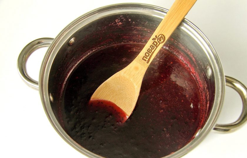 1. Этап. Варенье из крыжовника через мясорубку: Помешивая, на небольшом огне, доведите массу до кипения и снимая периодически образовавшуюся пену уварите варенье до желаемой густоты. Мне хватает 15 минут.